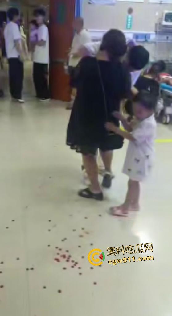 福建泉州永嘉天地KFC惊爆报复社会，刀仔狂魔无故持刀追砍捅刺路人，现场血肉横飞多人倒地哀嚎！-5