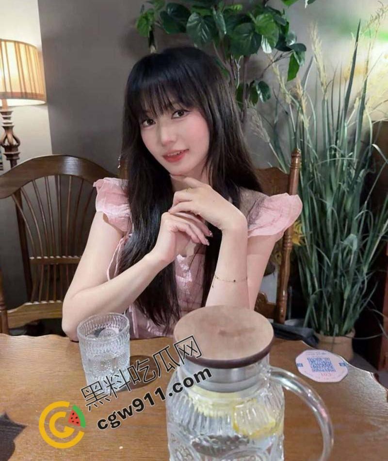 陕西极品学生妹【胡芸】被金被金主调教成淫贱母狗，拍摄激烈不雅视频，窗前后入淫叫不断，尽显淫荡本色-1