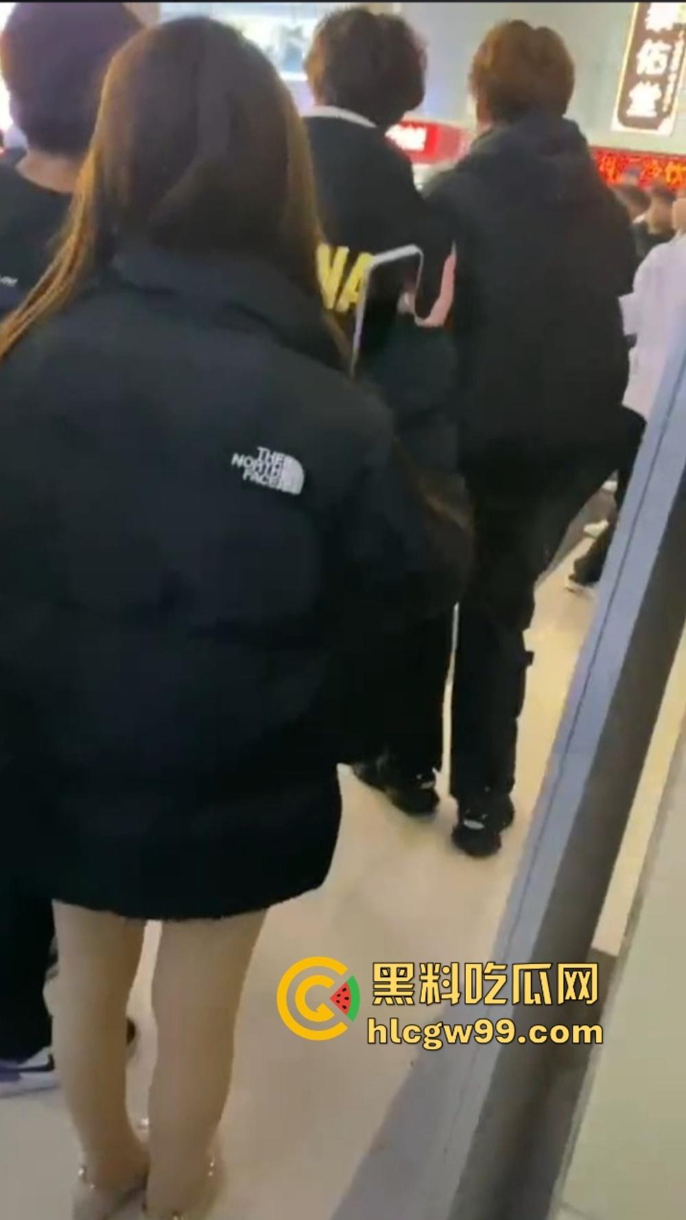 石家庄YOLO酒馆到底有多疯？50v50群架斗殴互砸酒瓶不算啥，厕所里直接开炮，这群小屁孩是疯了吧？-13