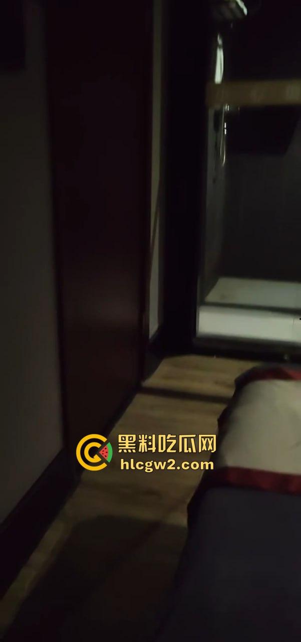 瓜友投稿技师摇得太猛！货比三家选的极品，逼蹭蹭不进去直接缴械技师摇到腿软，这谁受得了！-5