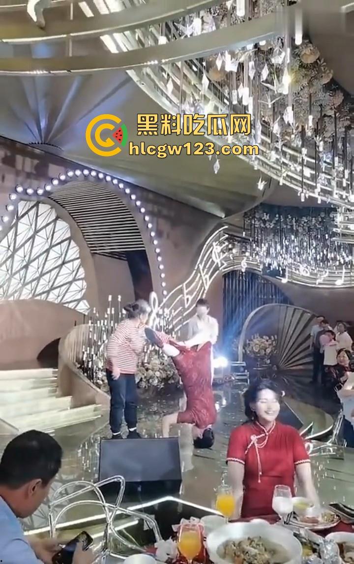大妈的奇葩操作！儿子婚礼，大妈姐妹团舞台表演倒立舞蹈 在座的小年轻不懂 只是一味的鼓掌！-3