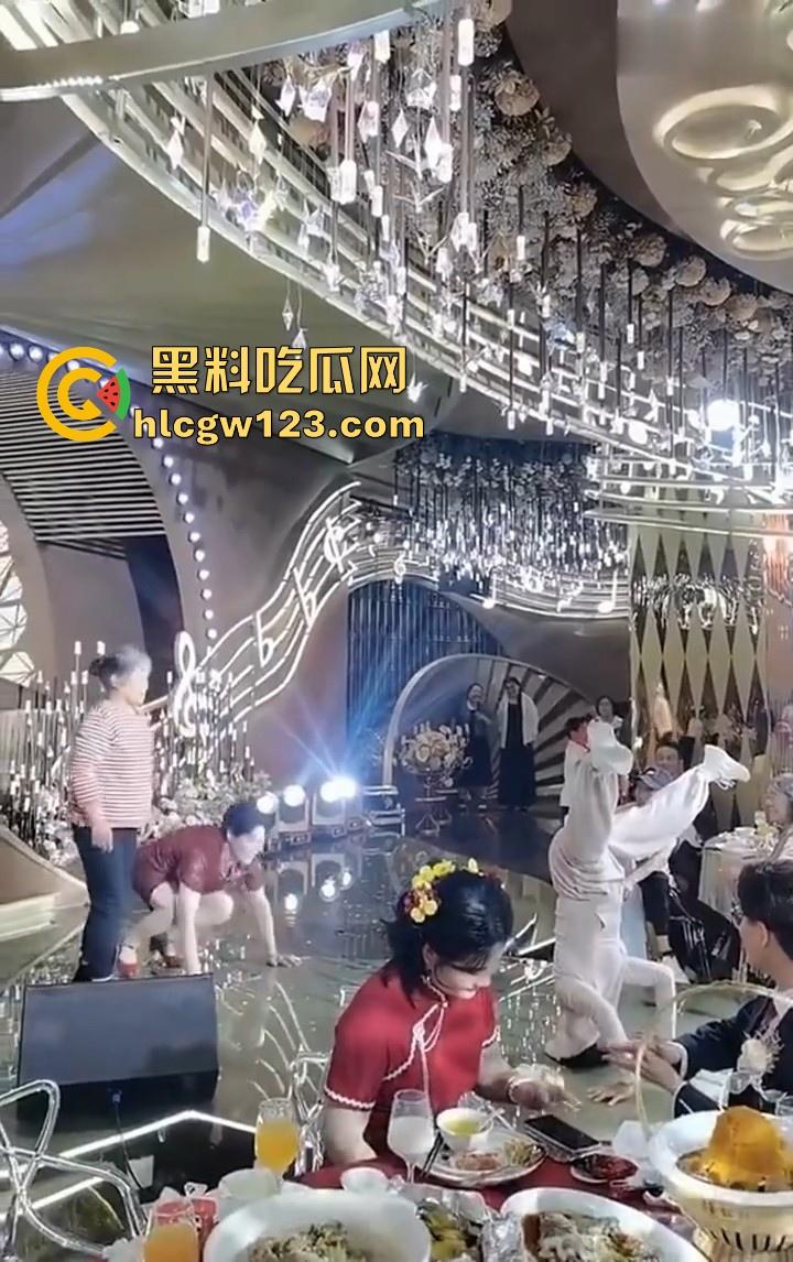 大妈的奇葩操作！儿子婚礼，大妈姐妹团舞台表演倒立舞蹈 在座的小年轻不懂 只是一味的鼓掌！-7
