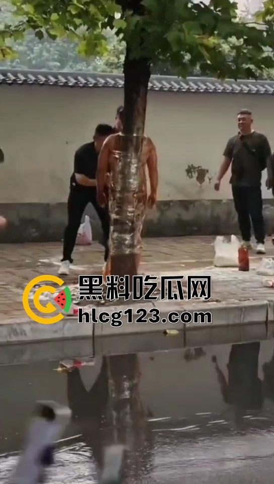 城里人的离谱操作！脱光缠树上撒面粉，这画面简直像缅北逃猪仔被抓！-4