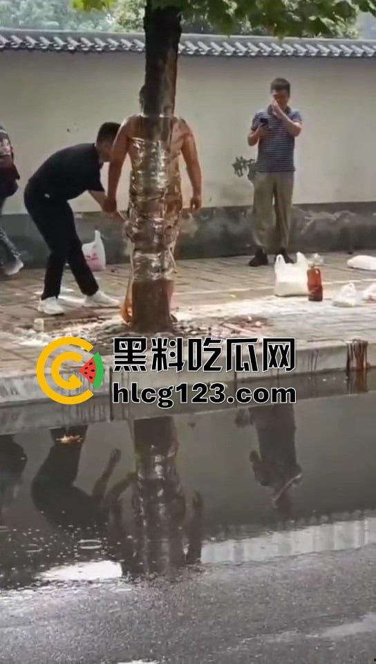 城里人的离谱操作！脱光缠树上撒面粉，这画面简直像缅北逃猪仔被抓！-5