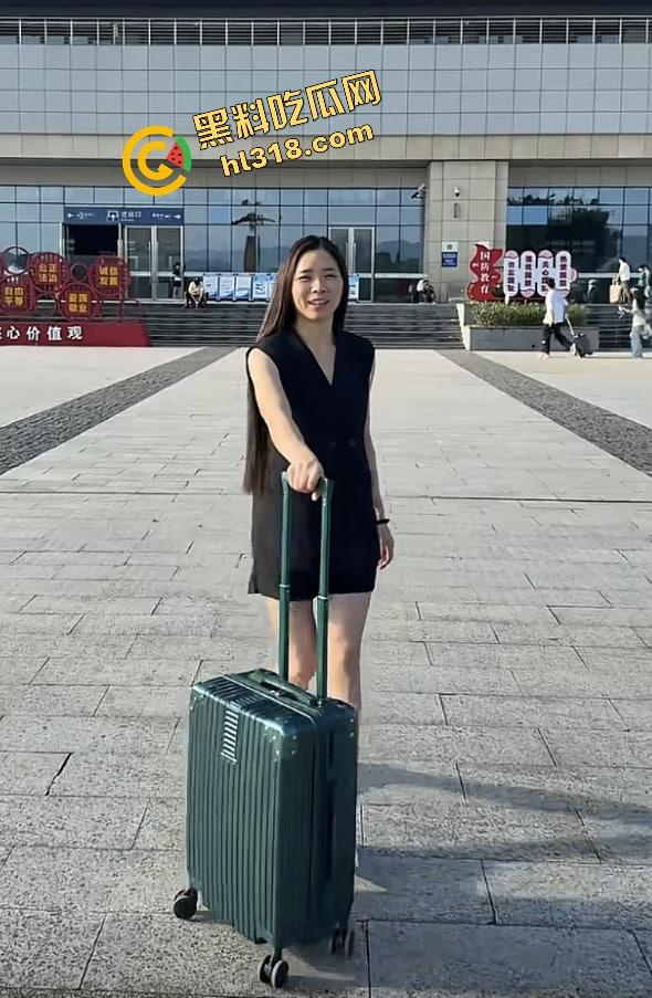 抖音百万粉丝工地『霞姐』一夜人设全崩，带货女神竟是工地野战王，工地里啪啪翻云覆雨，工头爽的摇头！-5