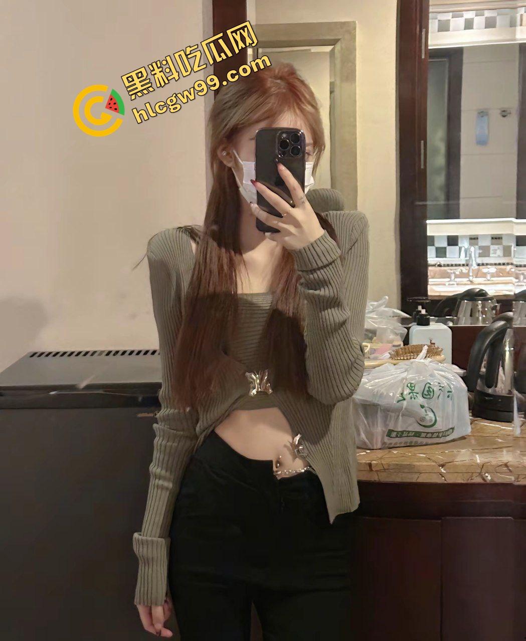 福建泉州社会骚鸡【任茜】性感大雷炮架，做鸡上门约炮大哥，沙发女上骑乘榨精，独家曝光流出！-2