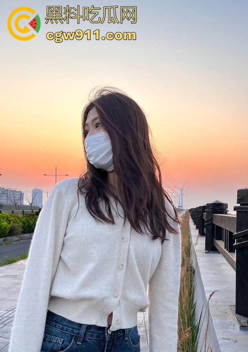 连云港师范学院173cm女神【伍思彤】，逆天长腿翘臀尤物，超爱吃鸡巴，但仅限于大屌，这翘臀真没谁了！-2