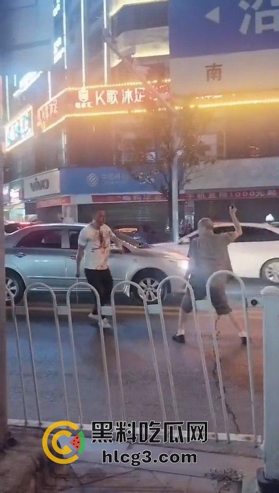 湖南华容街头恶战！两男子持械互搏，刀棍大战引发全网热议！-3