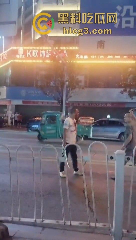 湖南华容街头恶战！两男子持械互搏，刀棍大战引发全网热议！-5
