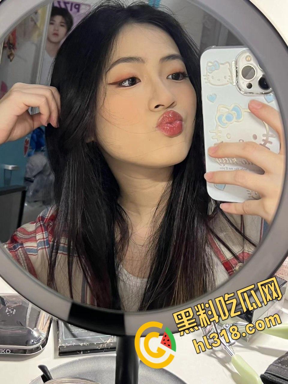 青岛清纯护士【何小笙】，对镜后入疯狂打桩，黑丝眼镜母狗床上淫水横流，自拍被操表情真淫荡 !-5