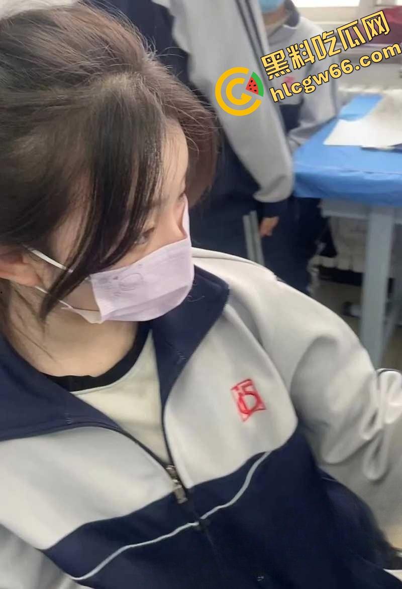 湛江遂溪高中艺术楼惊现野战现场，高三骚妹光腚骑在身上操，门缝偷拍啪啪实录传疯全校！-6