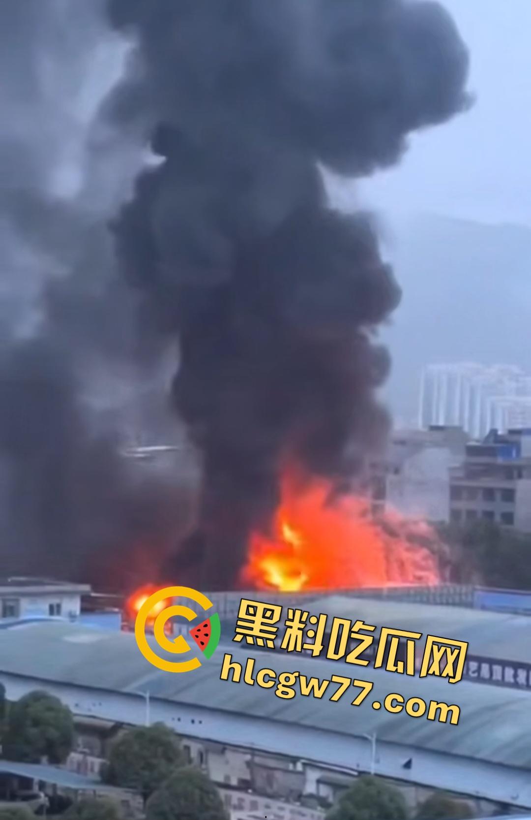 昨日百色平果建材市场炸裂危机！易燃品堆成火山，一点火星秒变末日炼狱火葬场！走路慢的老奶奶差点被烧没！-6