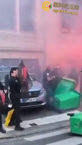 巴黎街头全武行，新总理上任遭数千名抗议者涌上街头，与警察发生冲突，警察满城催泪弹制止暴乱！-1