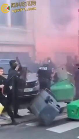 巴黎街头全武行，新总理上任遭数千名抗议者涌上街头，与警察发生冲突，警察满城催泪弹制止暴乱！-3