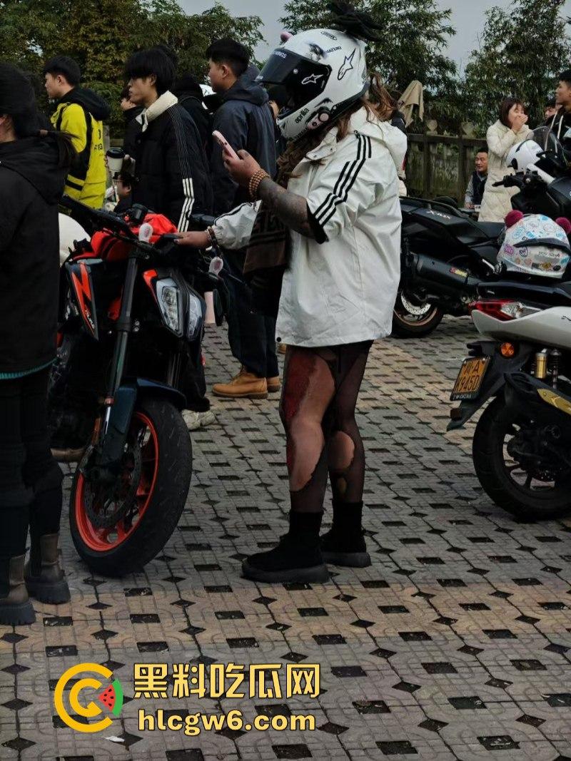 美图秀秀弱爆了 这才是真实磨皮！胖妹装逼压弯失控撞车  黑丝当场爆裂惨遭磨皮 大腿血肉模糊 真是悲惨又丢人！-3