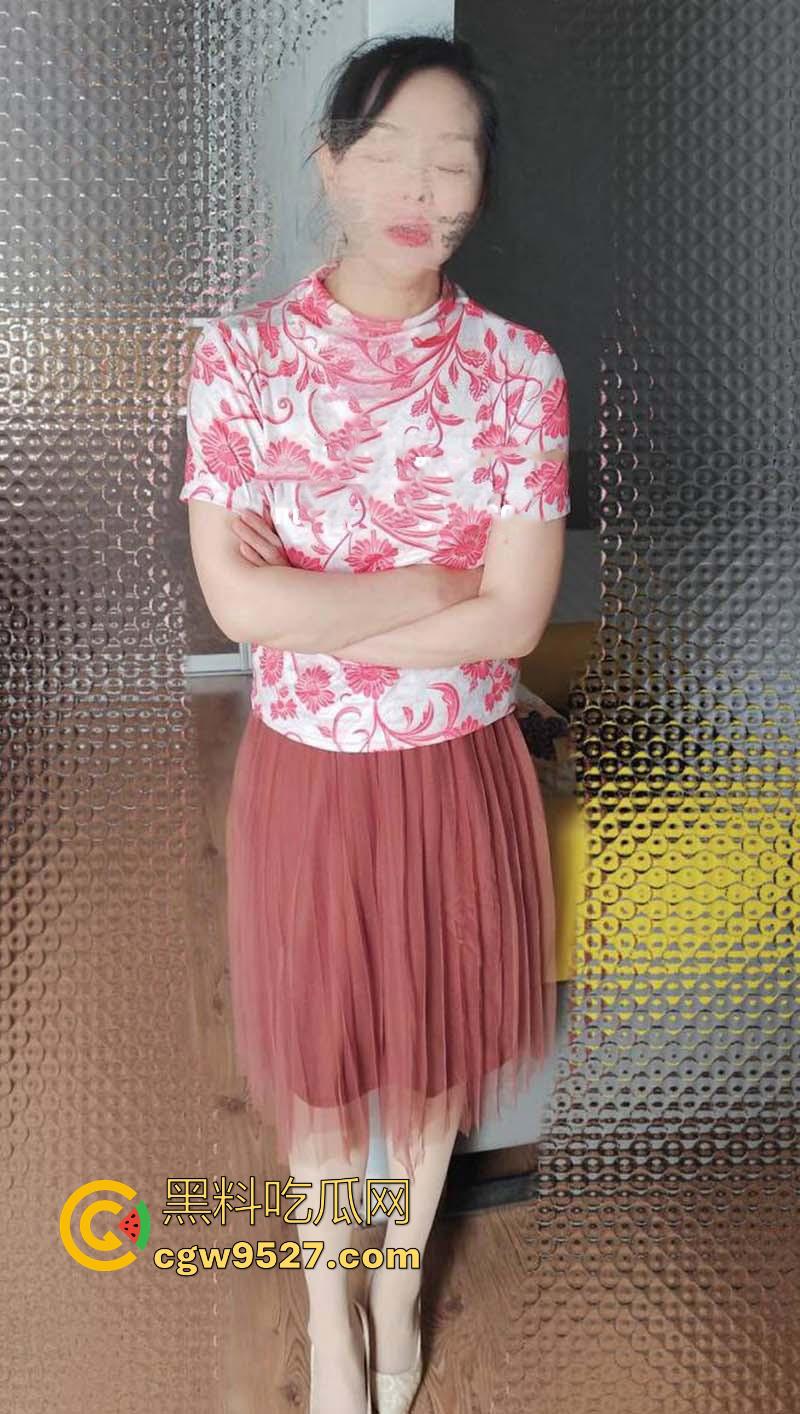 海角乱伦，继父周末出去钓鱼了，在家偷偷用大黄瓜插进了妈妈的成熟身体肥逼里，狠狠的内射满足她！-4