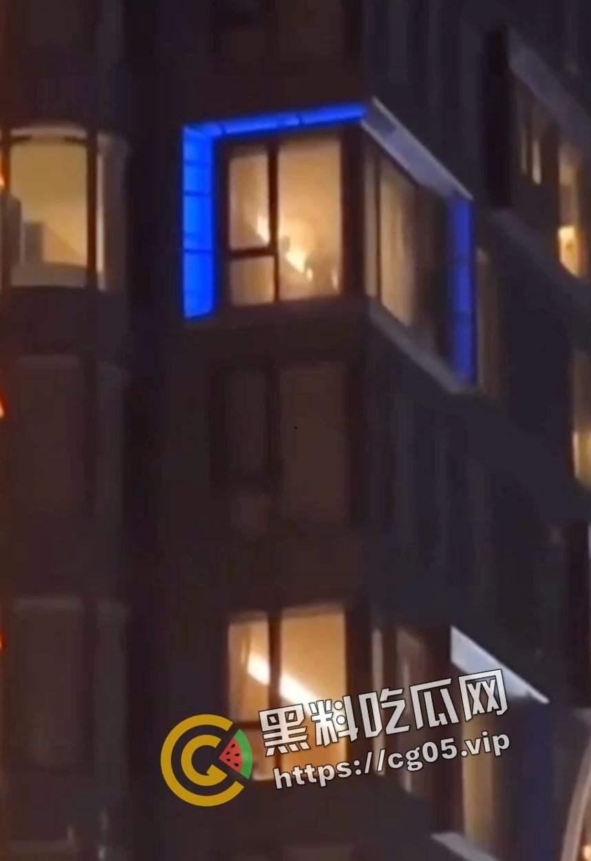 台湾高雄中央公园圣诞生活节 大批民众挤在人行道看酒店活春宫 落地窗前男女多次变换体位 群众高呼加油-5