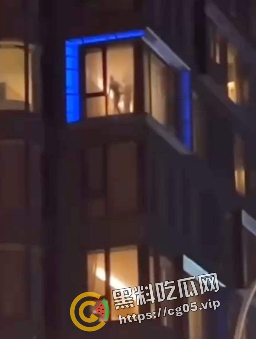 台湾高雄中央公园圣诞生活节 大批民众挤在人行道看酒店活春宫 落地窗前男女多次变换体位 群众高呼加油-7