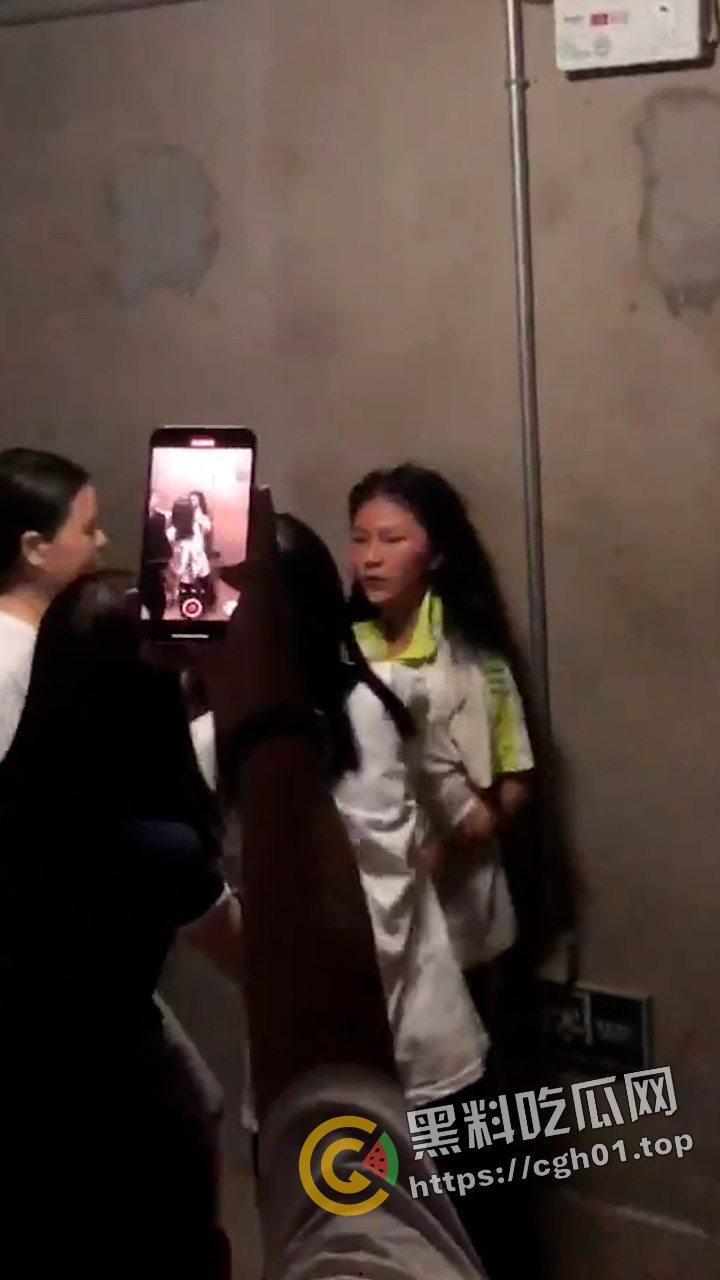 陕西大荔县初中六年级小太妹集体霸凌 轮流扇巴掌脸都肿成猪头了 现场视频流出-2