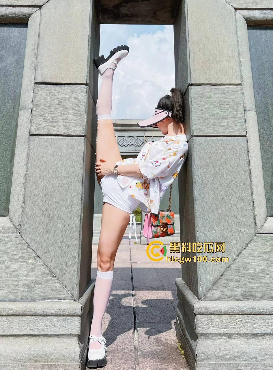 舞蹈妹妹一字马直接劈翻干爹，大长腿柔得跟蛇一样腿一开彩礼翻倍，舔狗看了直接秒，骚货绝活看完不硬算我输！-12