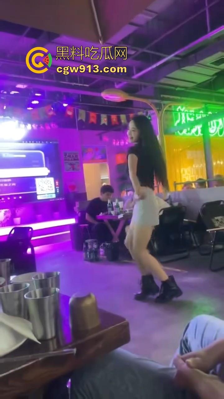 朋友聚会偶遇妖娆舞蹈老师，性感辣舞跳的鸡巴都硬邦邦的，果断重金拿下，无套猛插内射狠狠发泄！-3