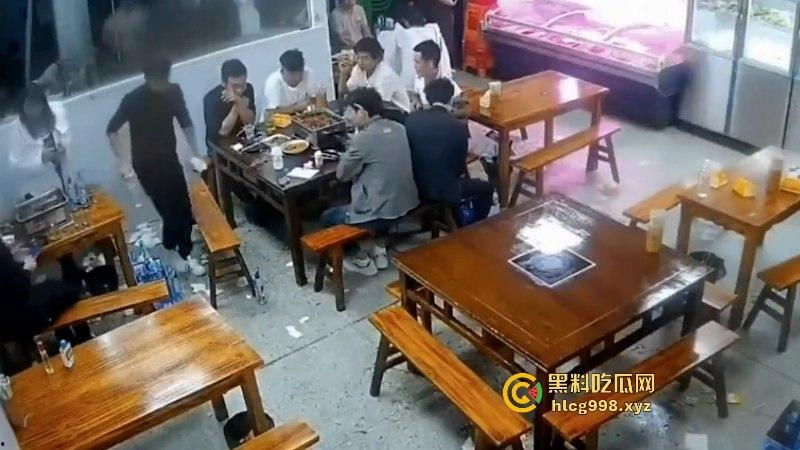 看什么看！男子吃饭时偷瞄了一眼隔壁桌的丝袜妹被群殴 场面看着真吓人！-1