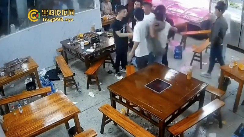 看什么看！男子吃饭时偷瞄了一眼隔壁桌的丝袜妹被群殴 场面看着真吓人！-4