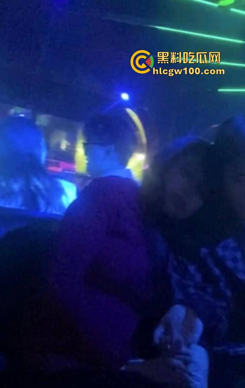 福建泉州德化小主播『PP』嘉年华可约，1500就能干一炮？被榜一大哥按在床上爆操，年纪不大小穴黑到发亮！-12