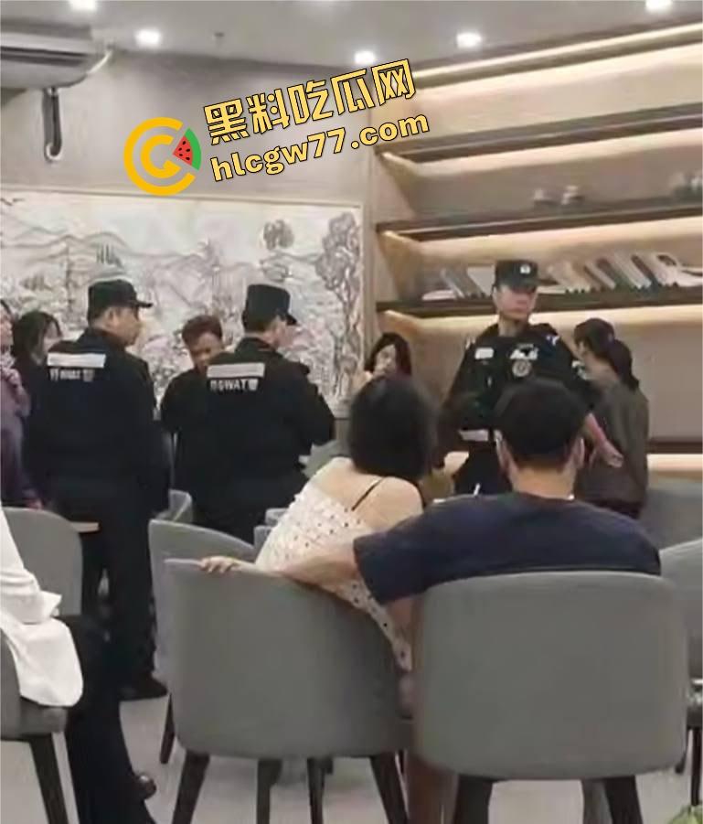 广东四会瑞幸咖啡馆正宫突袭抓奸，怒锤小三扯掉假睫毛，全场咖啡都凉了！-4