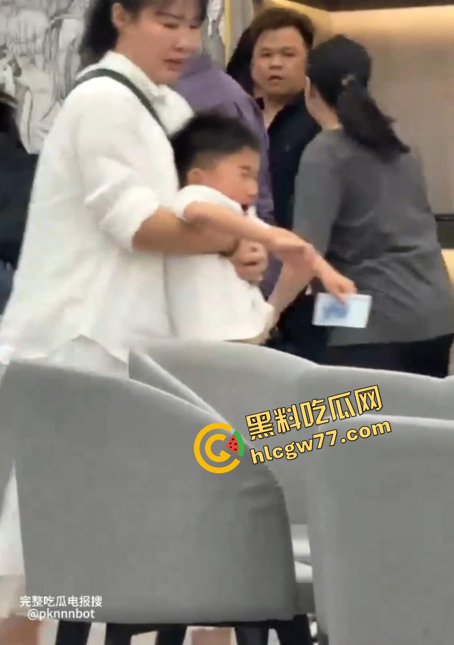 广东四会瑞幸咖啡馆正宫突袭抓奸，怒锤小三扯掉假睫毛，全场咖啡都凉了！-10