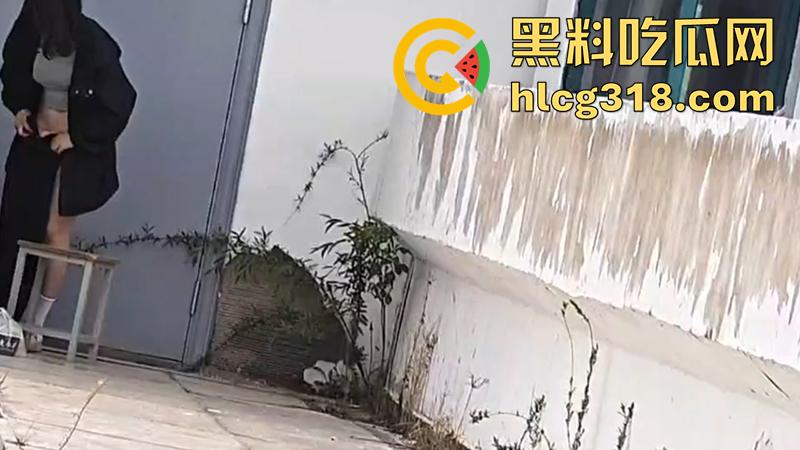 高中生小情侣学校楼顶露出做爱，无人的小拐角当场脱光女上位抽插，大奶学生妹性欲很强啊！-5