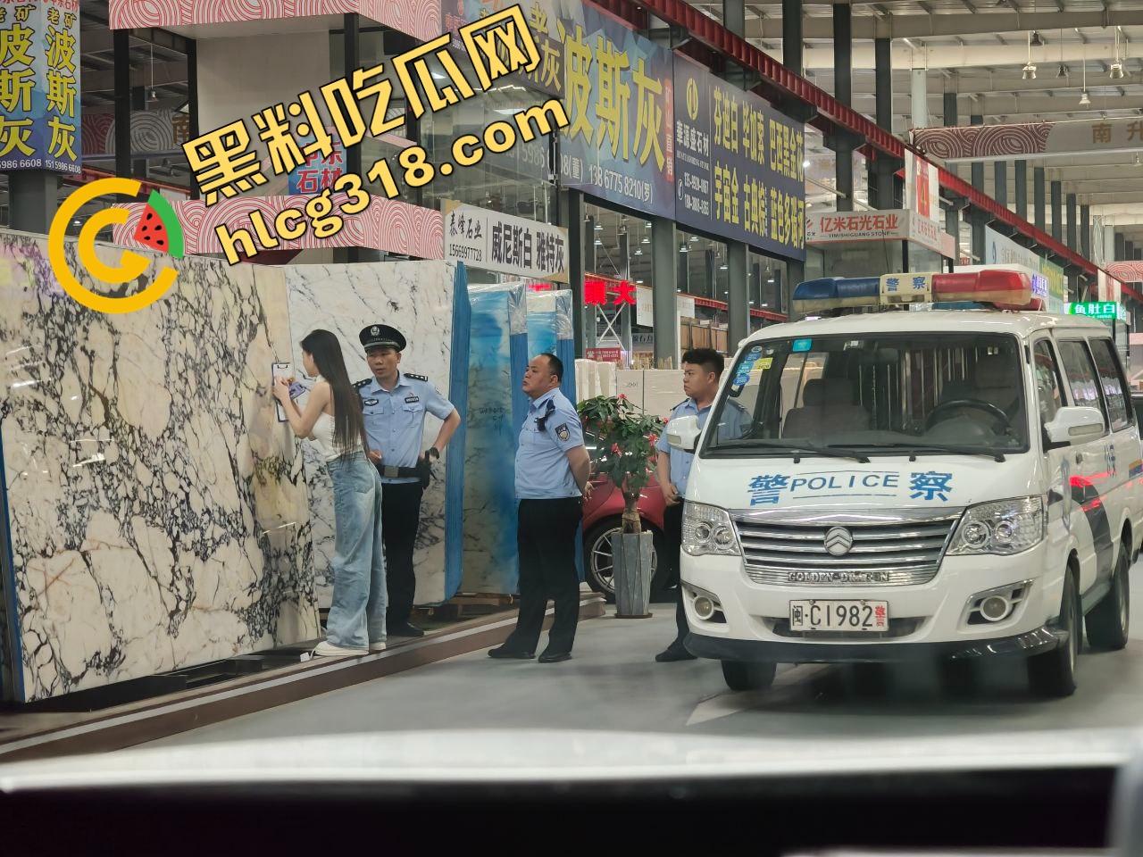 姐妹情深睡上床？集美女主直播抓小三，闺蜜6年情深，睡我老公3年直播当街鞭尸式抓奸！-4