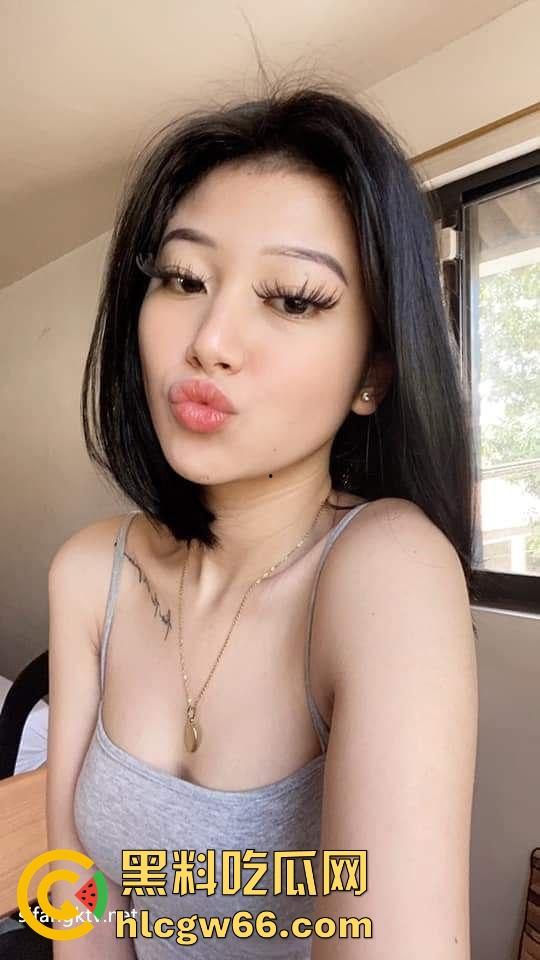 顶级猎奇 奇葩男子直接扒下女友一只白袜当套子操逼 还插得有来有回 这难道不干巴吗？-2