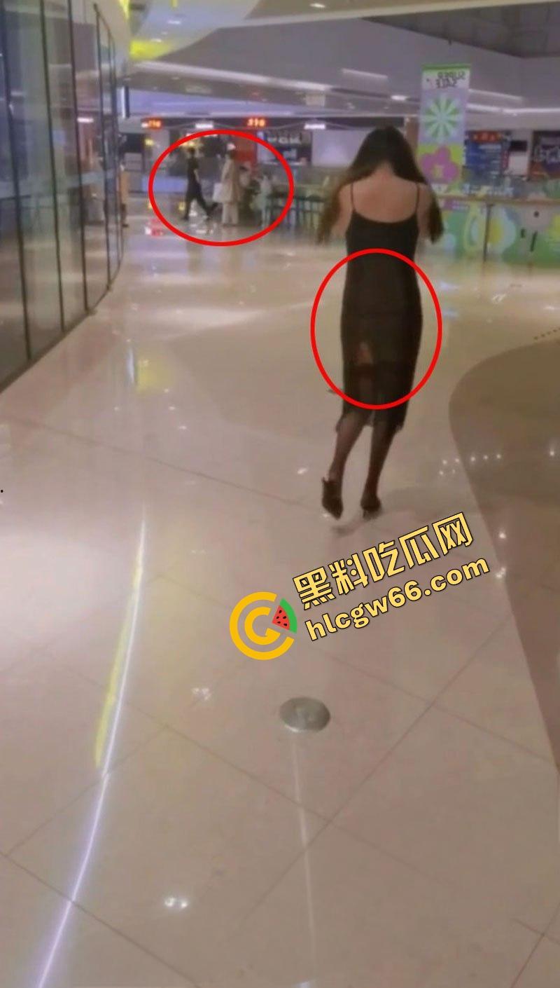 极品淫妻【小鲸鱼】商城骚翻天，人来人往底下露逼搞口交，转身就被后入爆操，小少妇玩得太疯了！-1