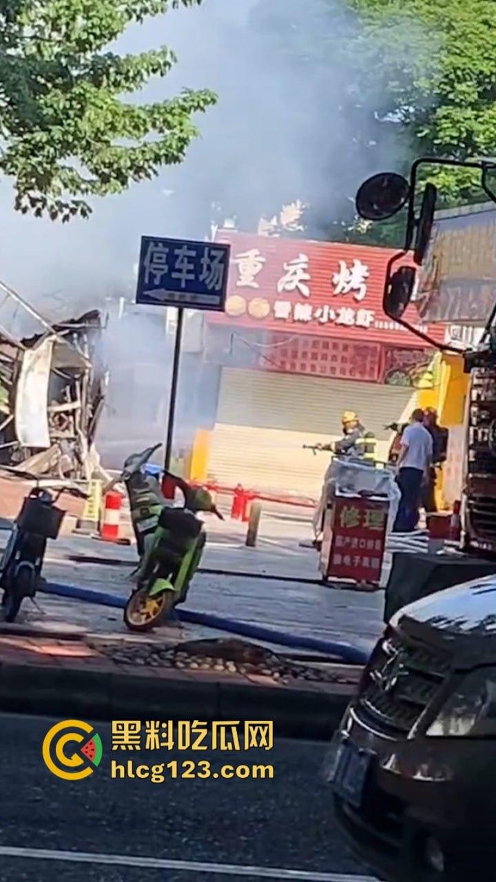 现场烤串?梅州百花洲影院旁边的烧烤街发生火灾 一排商铺受联损失惨重-1