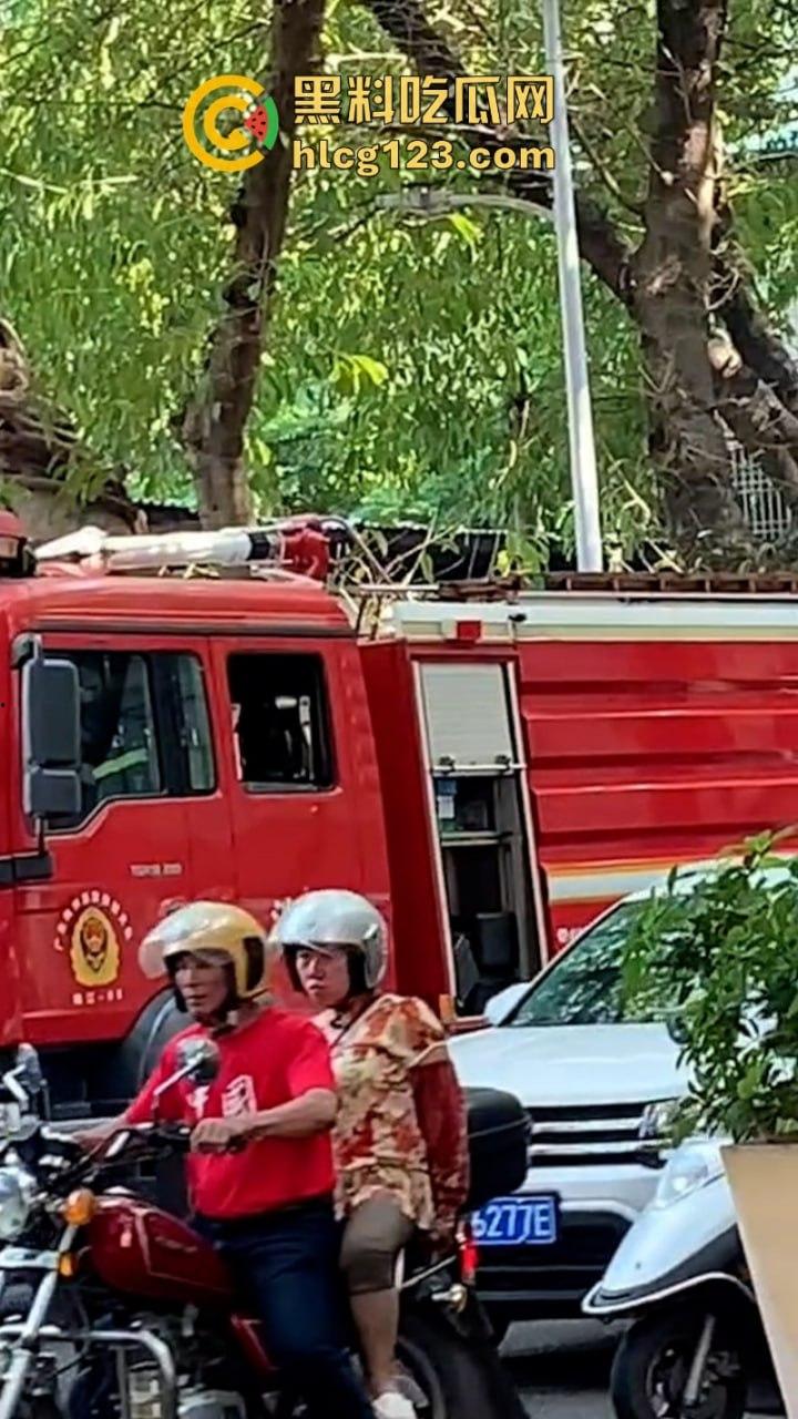 现场烤串?梅州百花洲影院旁边的烧烤街发生火灾 一排商铺受联损失惨重-2