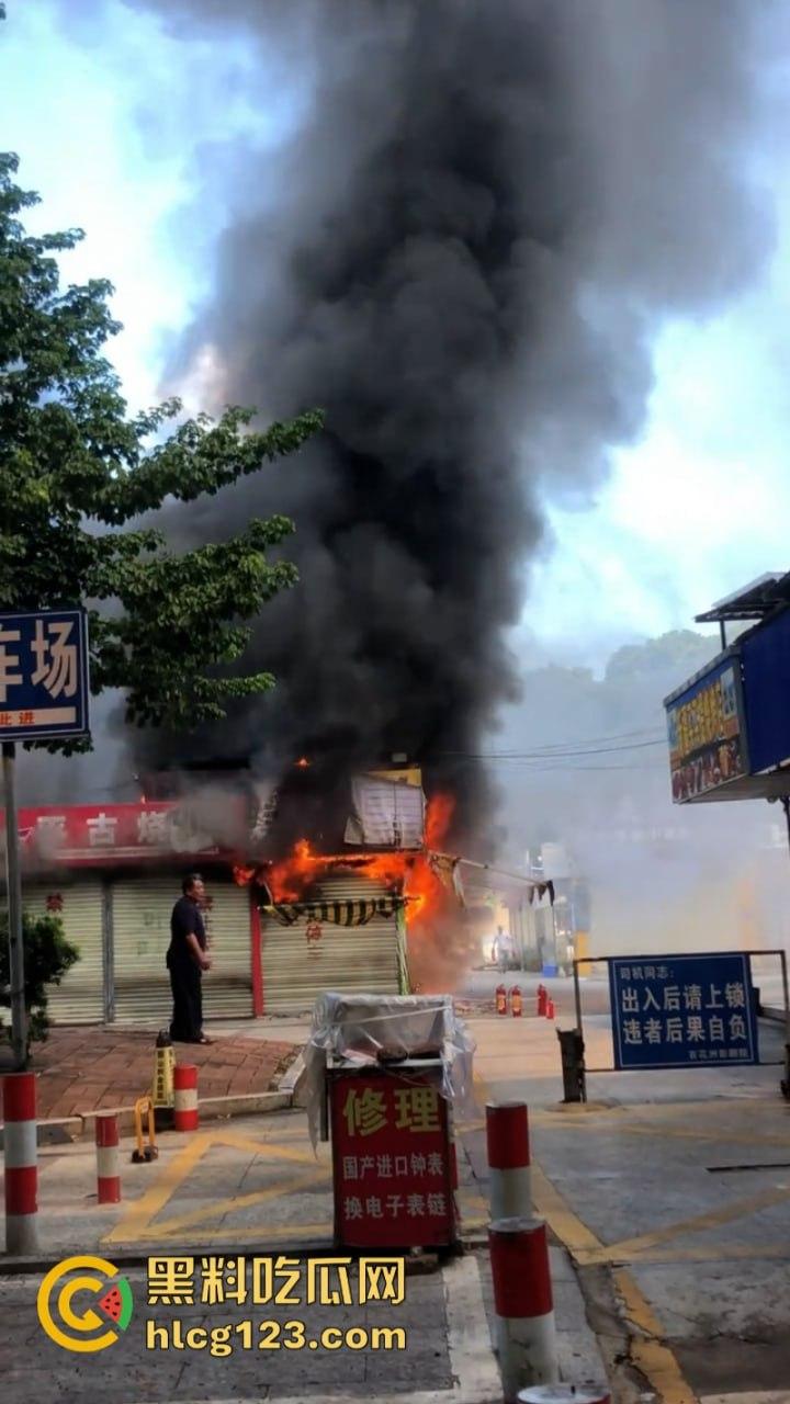 现场烤串?梅州百花洲影院旁边的烧烤街发生火灾 一排商铺受联损失惨重-5