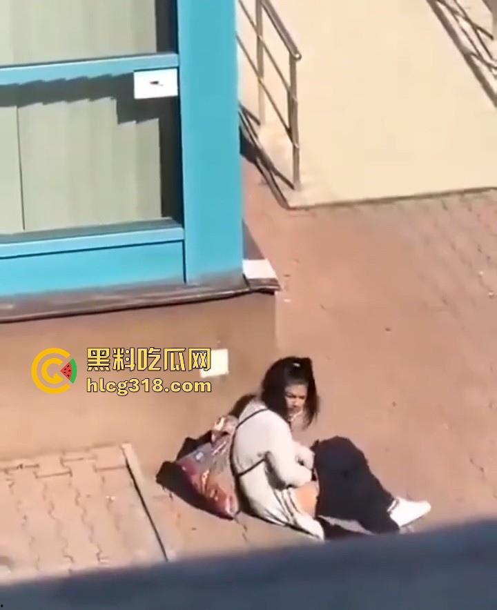 欧美大洋妞街上在线抠逼，不明原因的阴道瘙痒，眼看四下无人脱掉裤子自行止痒！-6