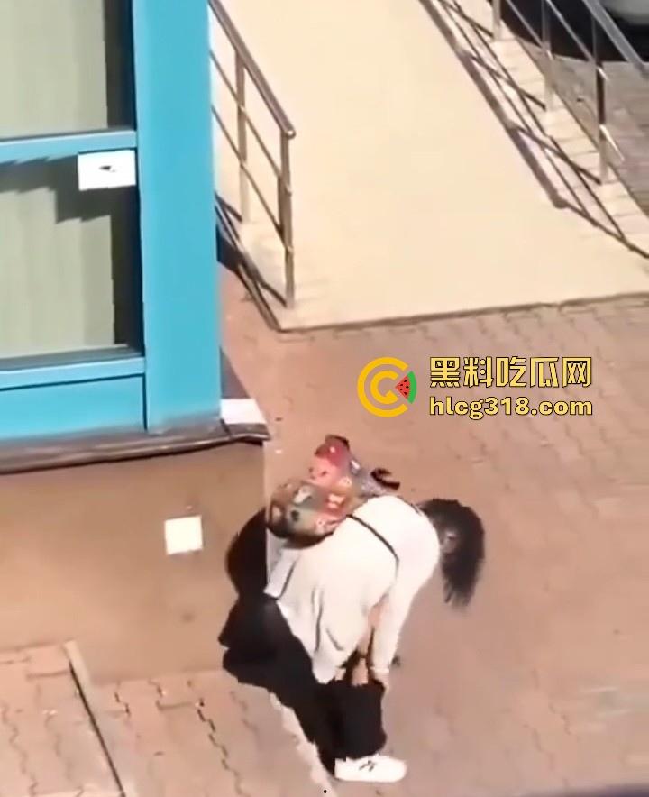 欧美大洋妞街上在线抠逼，不明原因的阴道瘙痒，眼看四下无人脱掉裤子自行止痒！-8