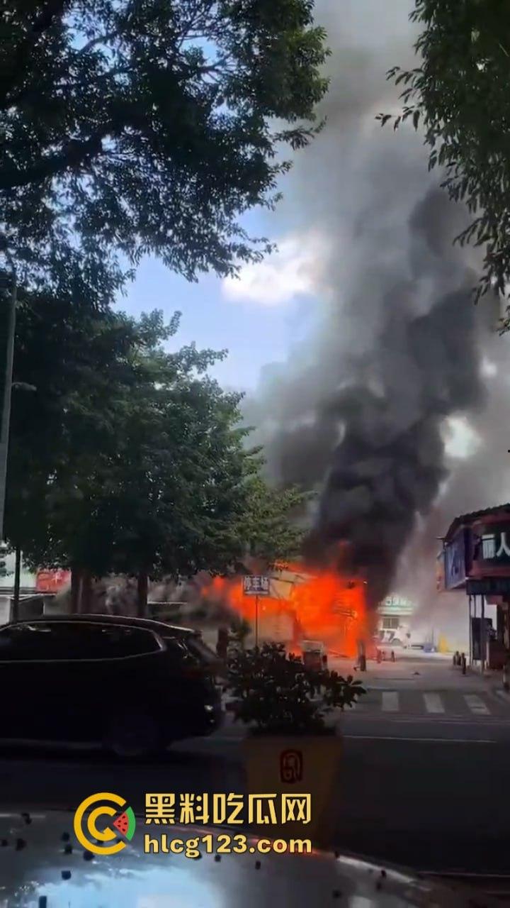 现场烤串?梅州百花洲影院旁边的烧烤街发生火灾 一排商铺受联损失惨重-7