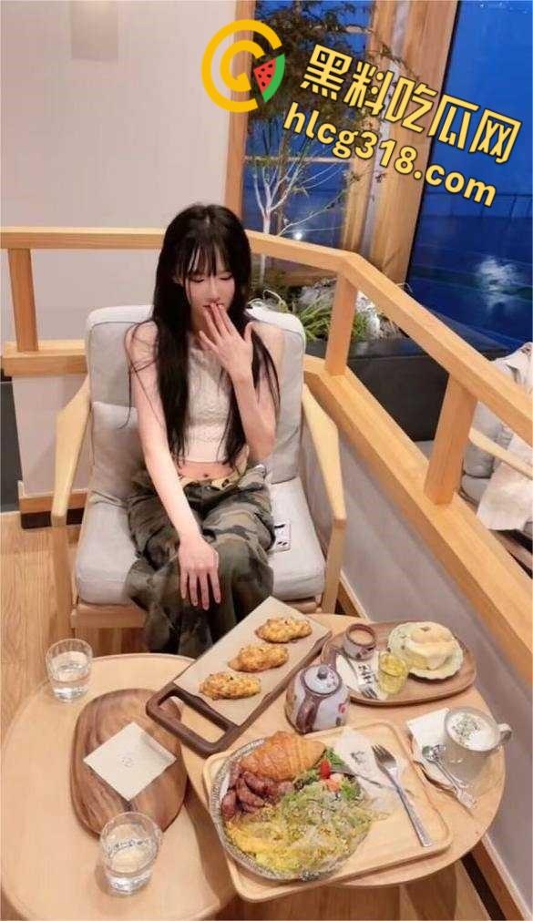 云南舞蹈学院清纯学妹【陈婉清】,喜欢奢侈品苹果手机,到处约炮找金主 包养裸聊陪睡!-1