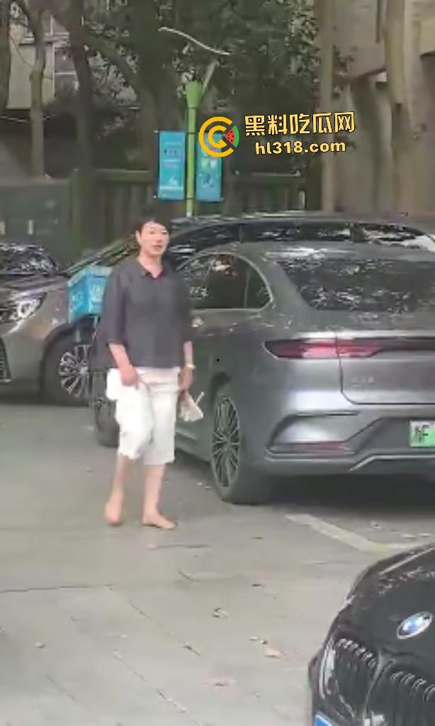 小三正房羞辱战!正房拉横幅感谢“张梦迪为我老公提供性服务”,把AV女优现实化,这真是字字诛心啊!-3