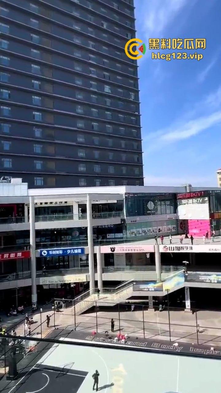 天降人民币!河北黄骅小孩哥在父母双亡后精神出现问题 竟然高空扔钱!-7