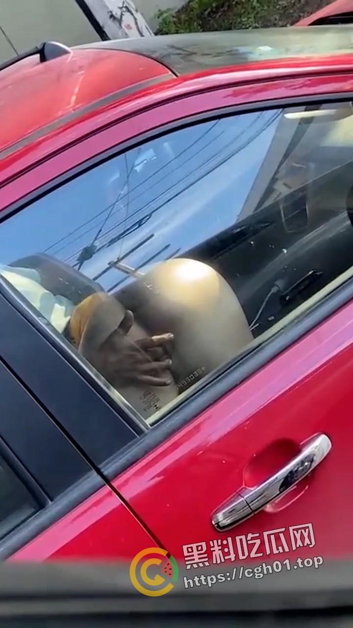 标题 外网疯传 老外诚会玩!等红绿灯抠个逼 扣的美鲍鱼抽搐喷水 师傅开个门 我也想上车-1