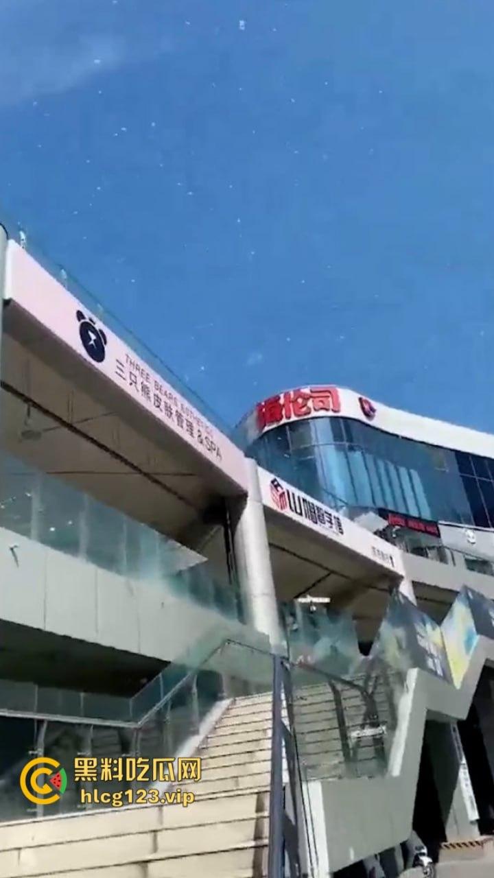 天降人民币！河北黄骅小孩哥在父母双亡后精神出现问题 竟然高空扔钱！-9