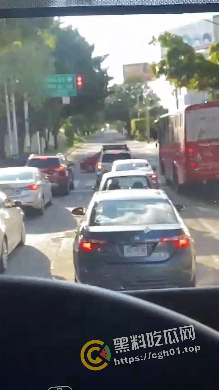 标题 外网疯传 老外诚会玩!等红绿灯抠个逼 扣的美鲍鱼抽搐喷水 师傅开个门 我也想上车-2