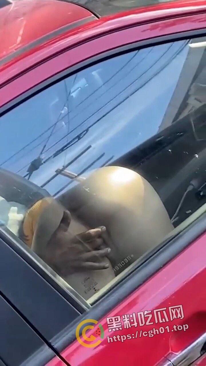 标题 外网疯传 老外诚会玩!等红绿灯抠个逼 扣的美鲍鱼抽搐喷水 师傅开个门 我也想上车-4
