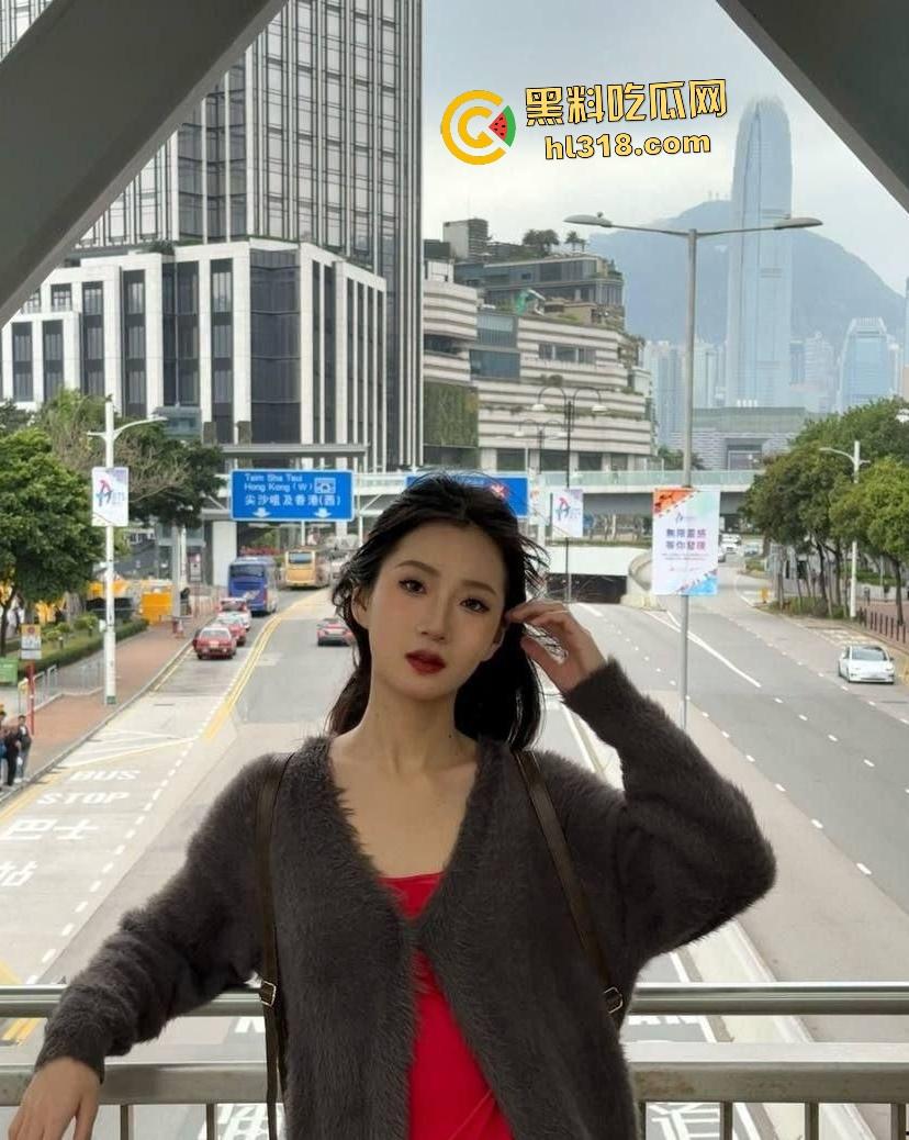 四川师大舞蹈尤物【魏佳源】被绿帽男友狠心出租!完美脸庞口交还被后入骑乘,可惜奶子小了点!-1