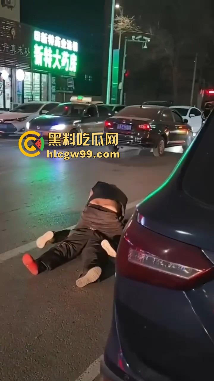 辽宁辽阳灯塔亲兄弟好哥们酒后狂战,拳拳到肉,生怕一拳打不死对方,特警来了才把光头按住!-1