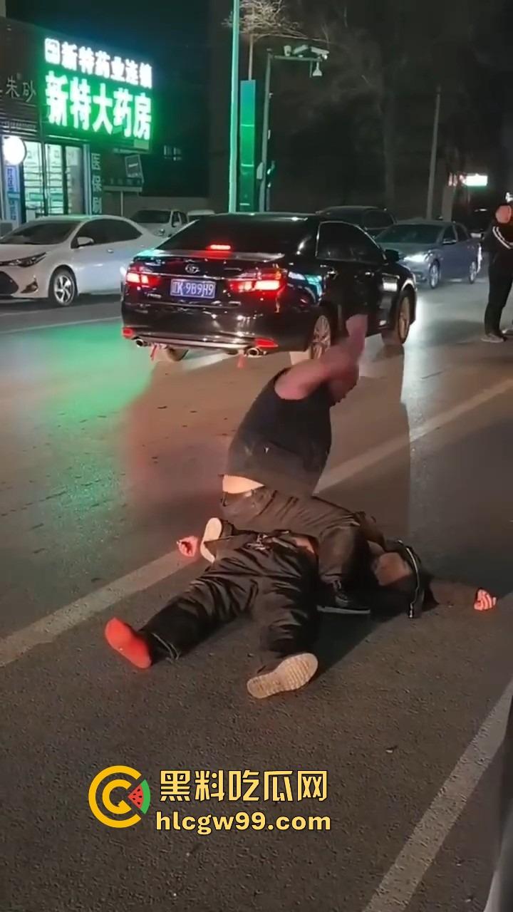 辽宁辽阳灯塔亲兄弟好哥们酒后狂战,拳拳到肉,生怕一拳打不死对方,特警来了才把光头按住!-3